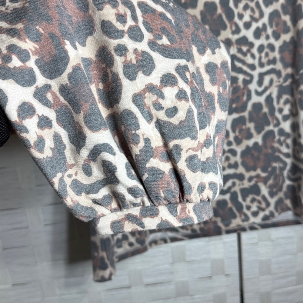 Venus Women’s Brown Muted Animal‎ Print Balloon Sleeve Oversized Top Size Medium - Picture 4 of 10